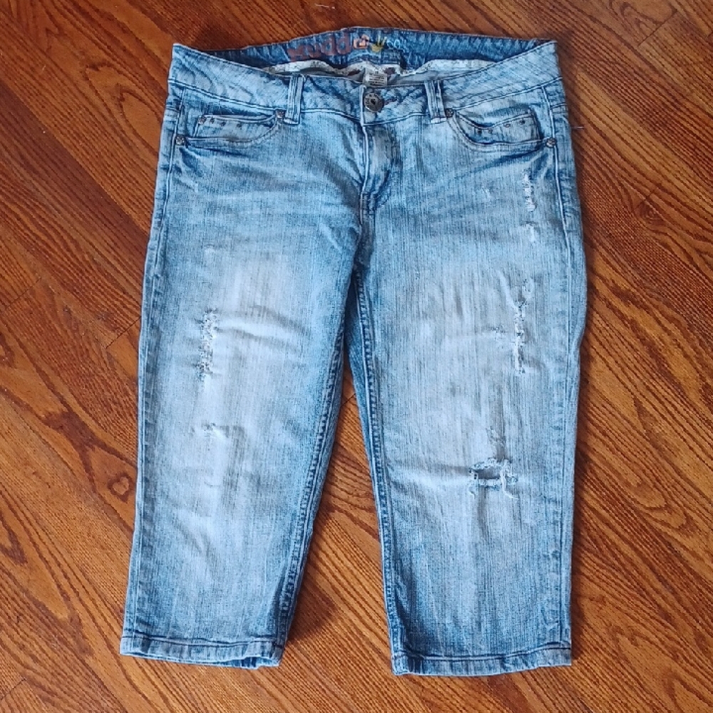 Mudd W-11 Light Wash Capri Distressed Jeans with Cute Metal Details On Pockets